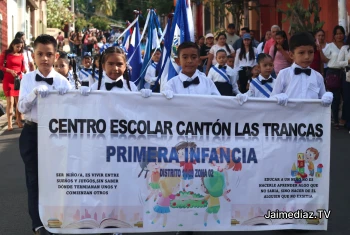 Los niños sostienen la pancarta de presentación